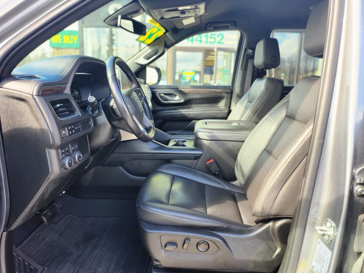 2022 GRAY /BLACK LEATHER CHEVROLET TAHOE Z71 (1GNSKPKD5NR) with an 5.3L engine, Automatic transmission, located at 1960 Industrial Drive, Wasilla, 99654, (907) 274-2277, 61.573475, -149.400146 - Photo#12